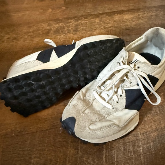 New Balance 327 Sneakers • Women’s 6.5 • Cream/Black - Picture 3 of 4